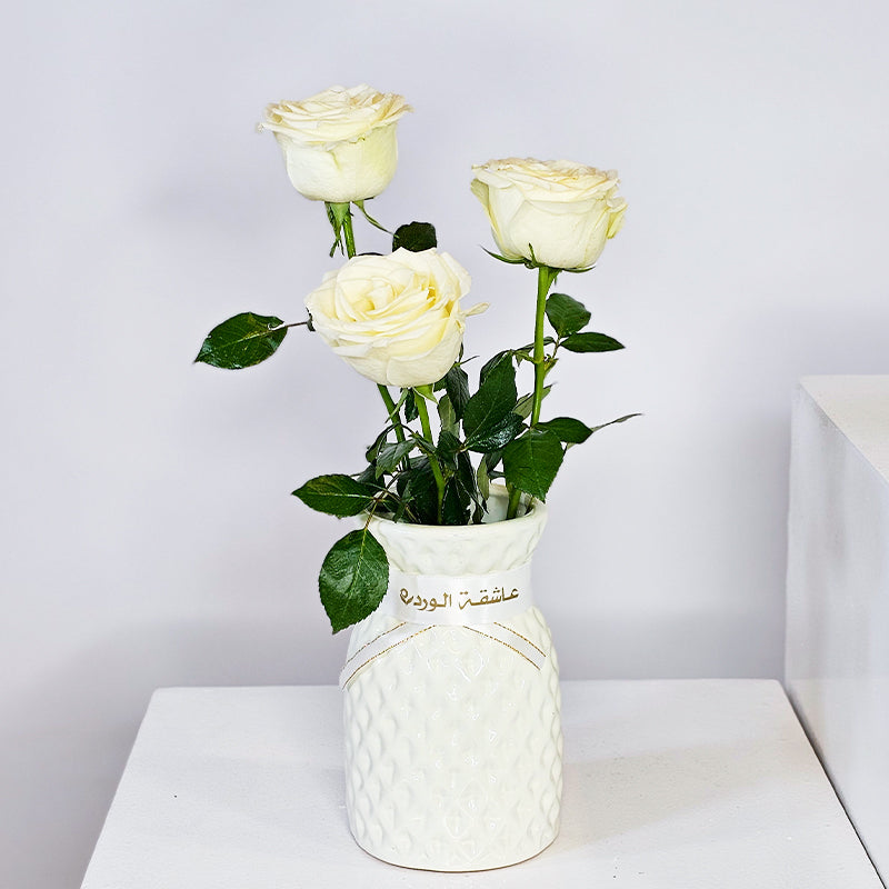 مزهرية وردة بيضاء أنيقة