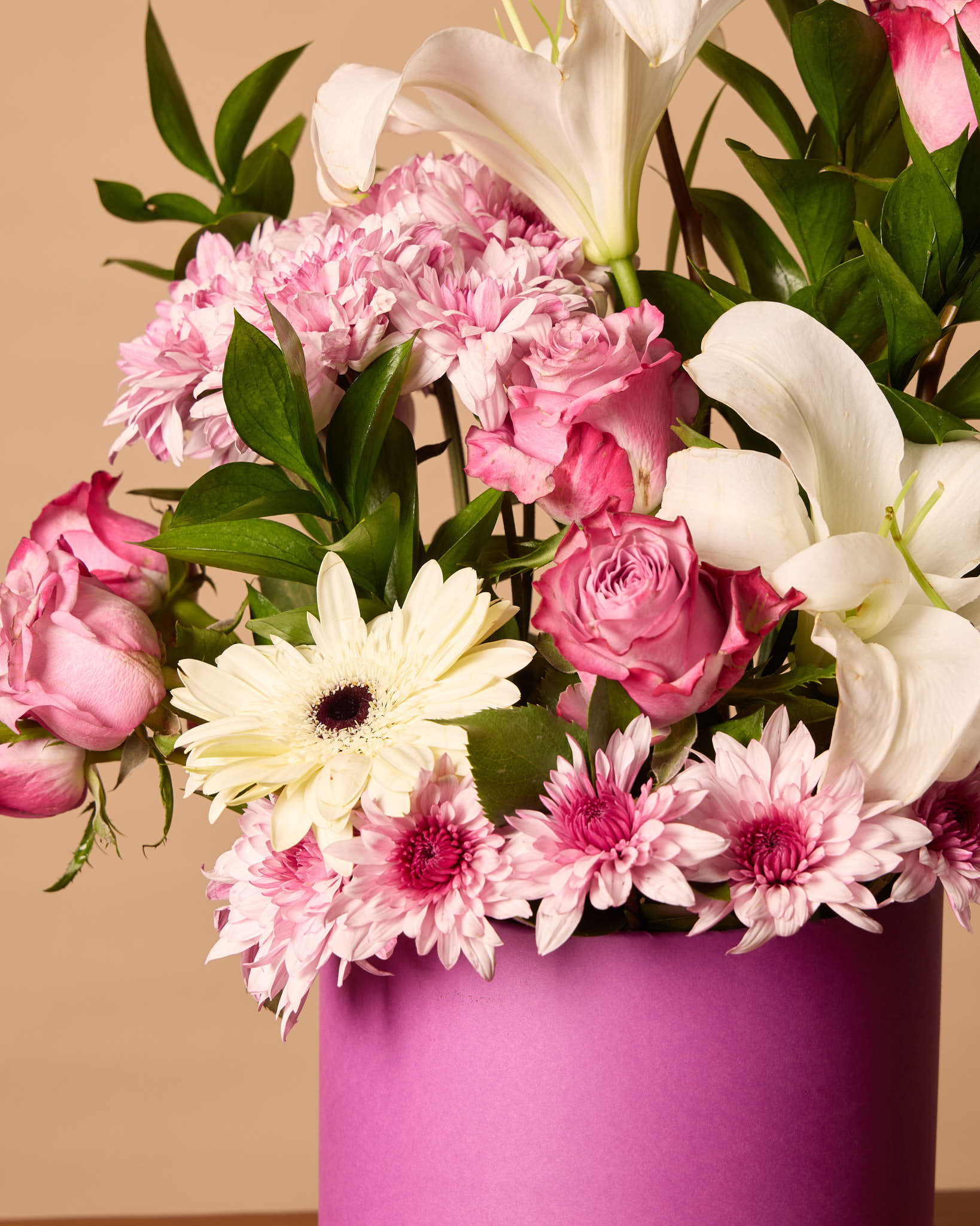 صندوق بنفسجي متوسط الحجم