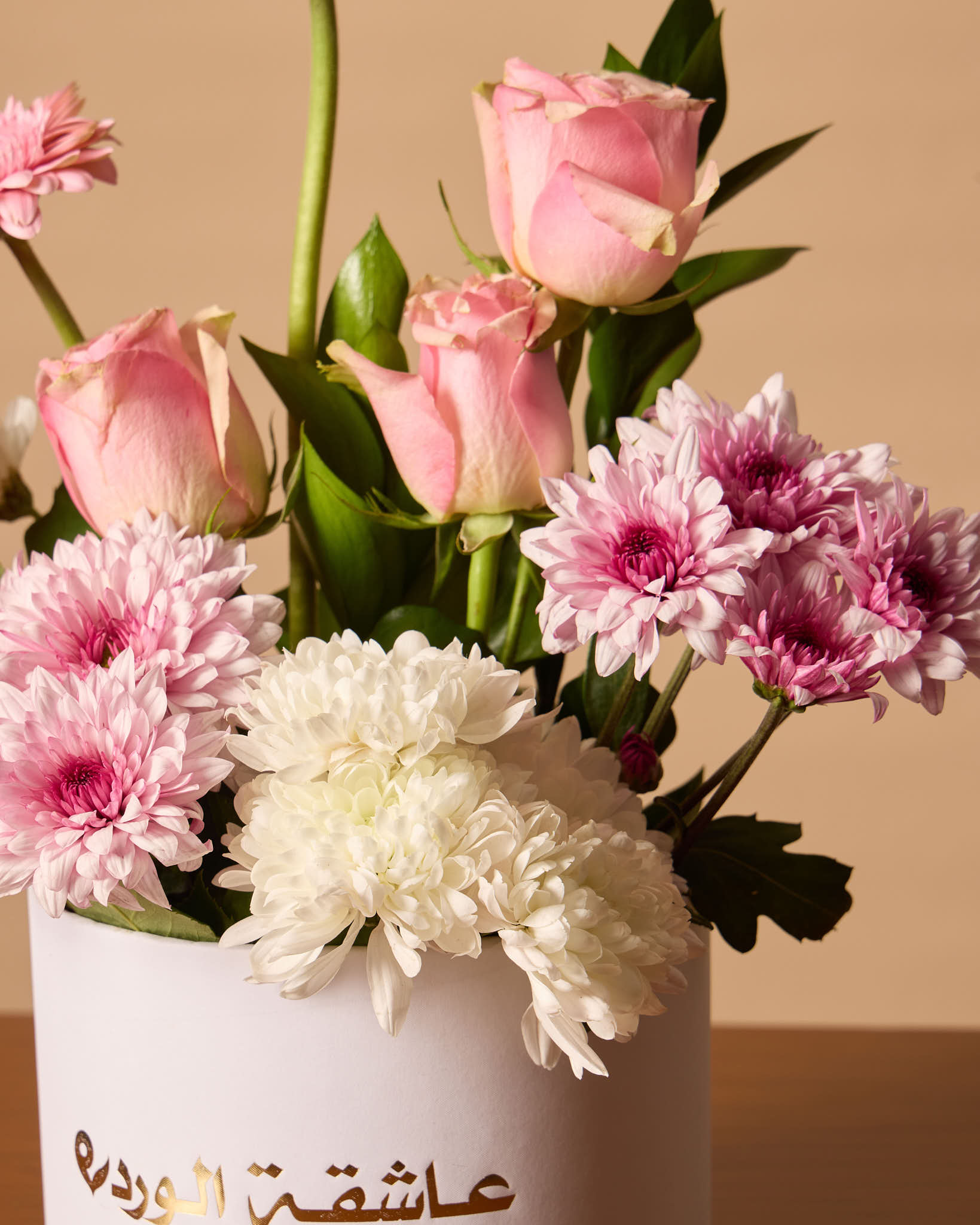 علبة بيضاء صغيرة