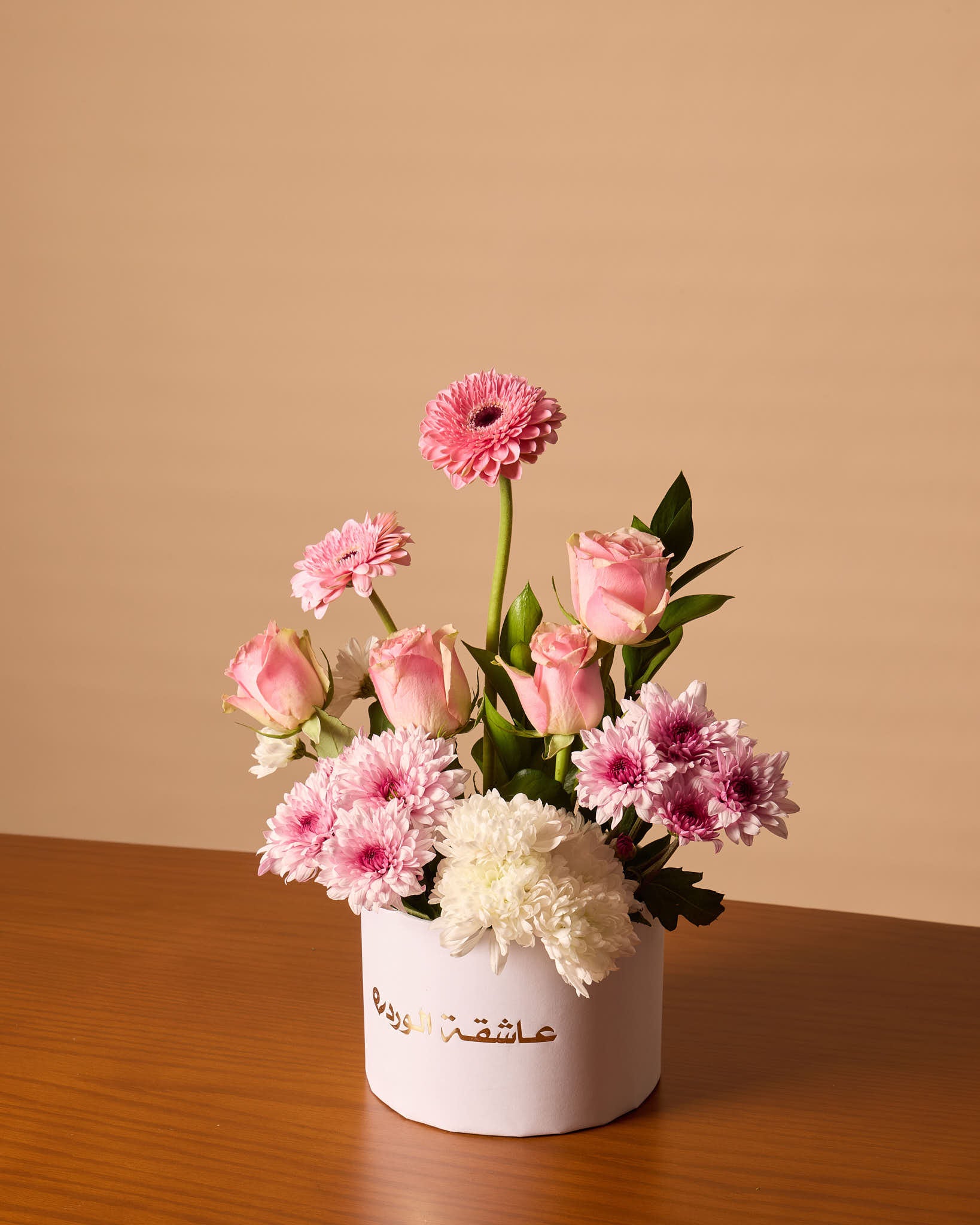 علبة بيضاء صغيرة