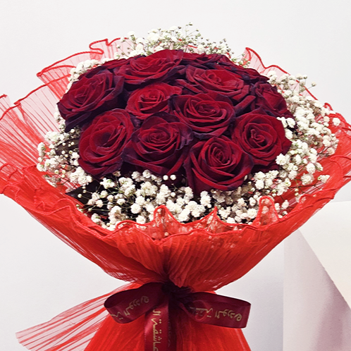 باقة من الورود القرمزية الأنيقة