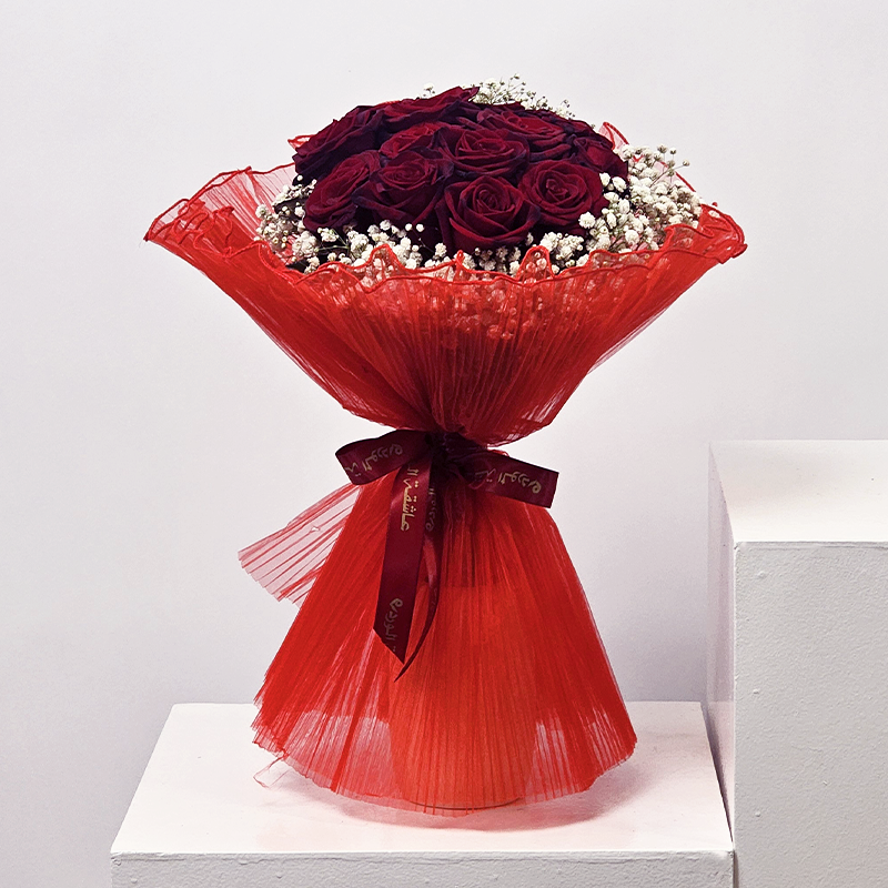 باقة من الورود القرمزية الأنيقة