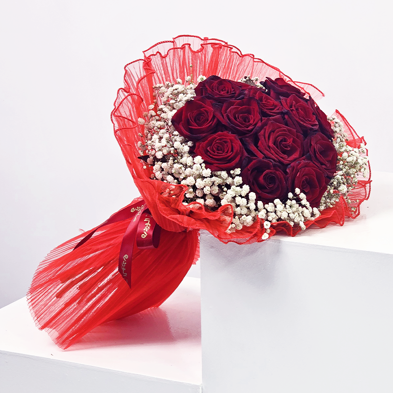 باقة من الورود القرمزية الأنيقة