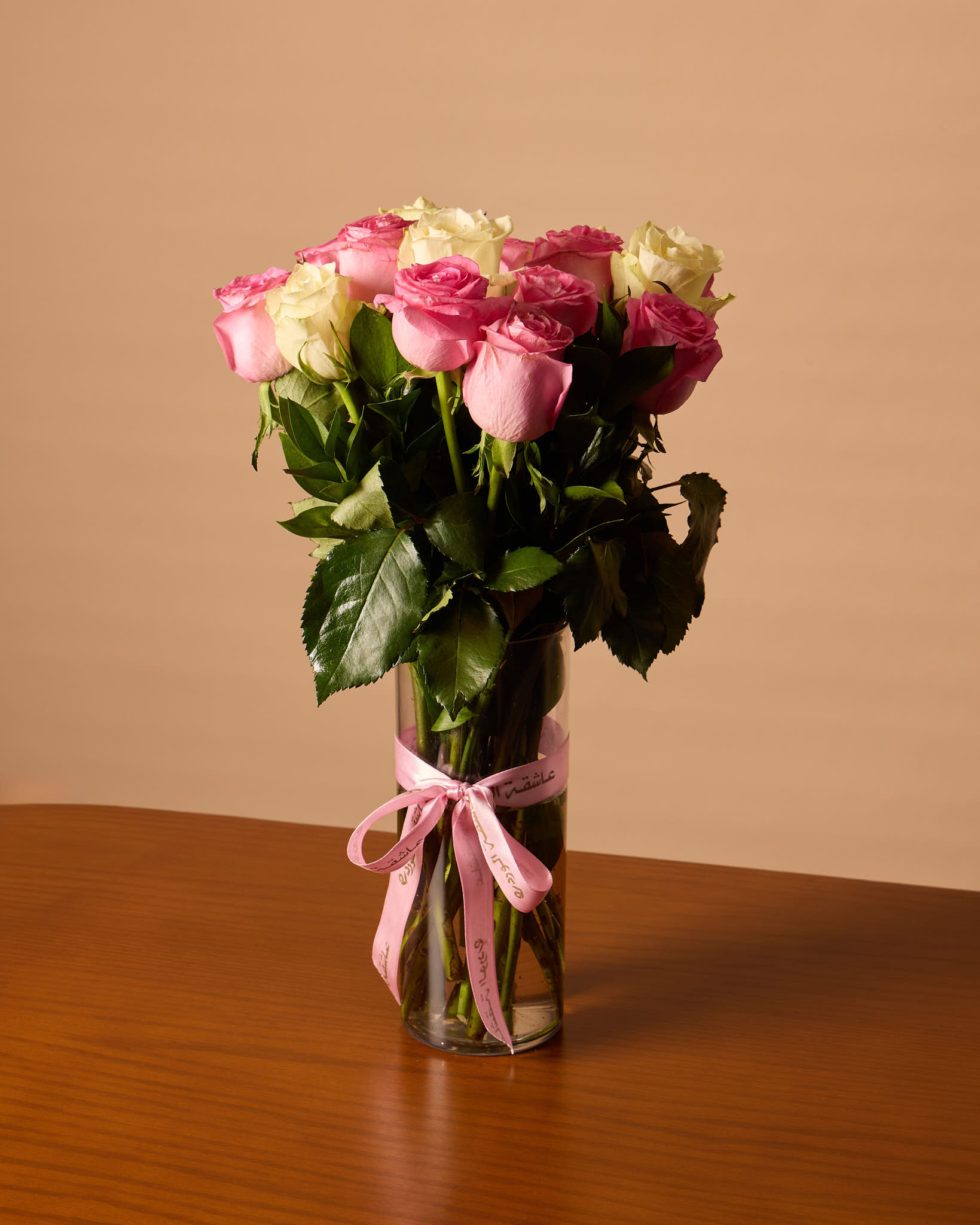 مزهرية ورود متنوعة