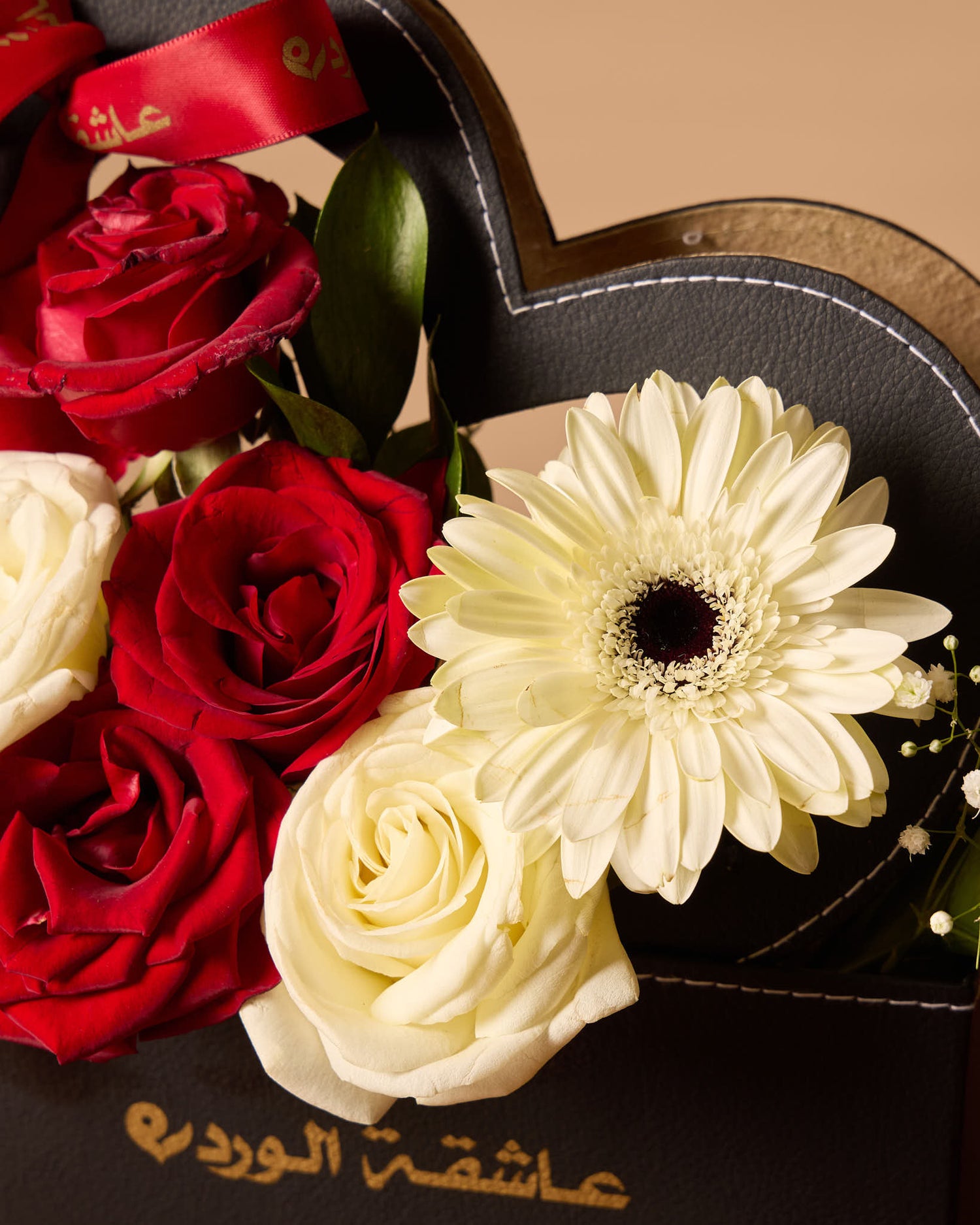 صندوق أسود على شكل قلب