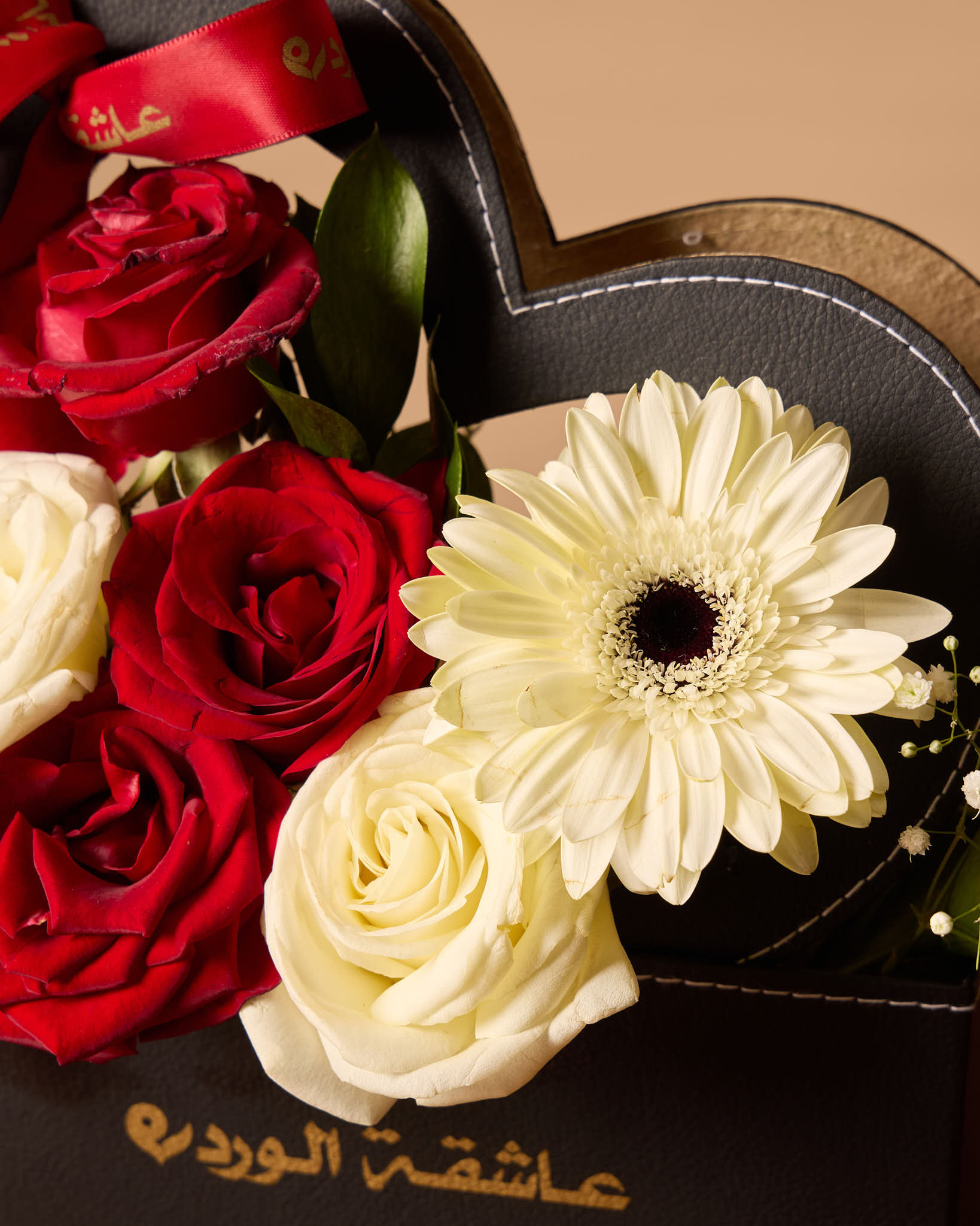 صندوق أسود على شكل قلب