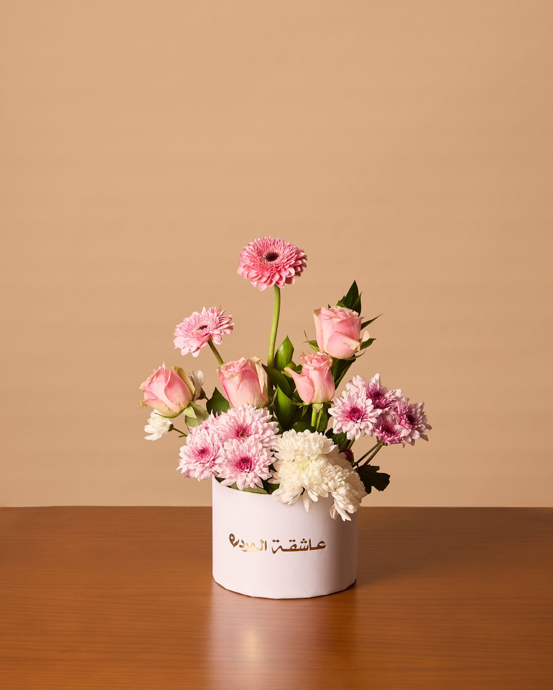 علبة بيضاء صغيرة