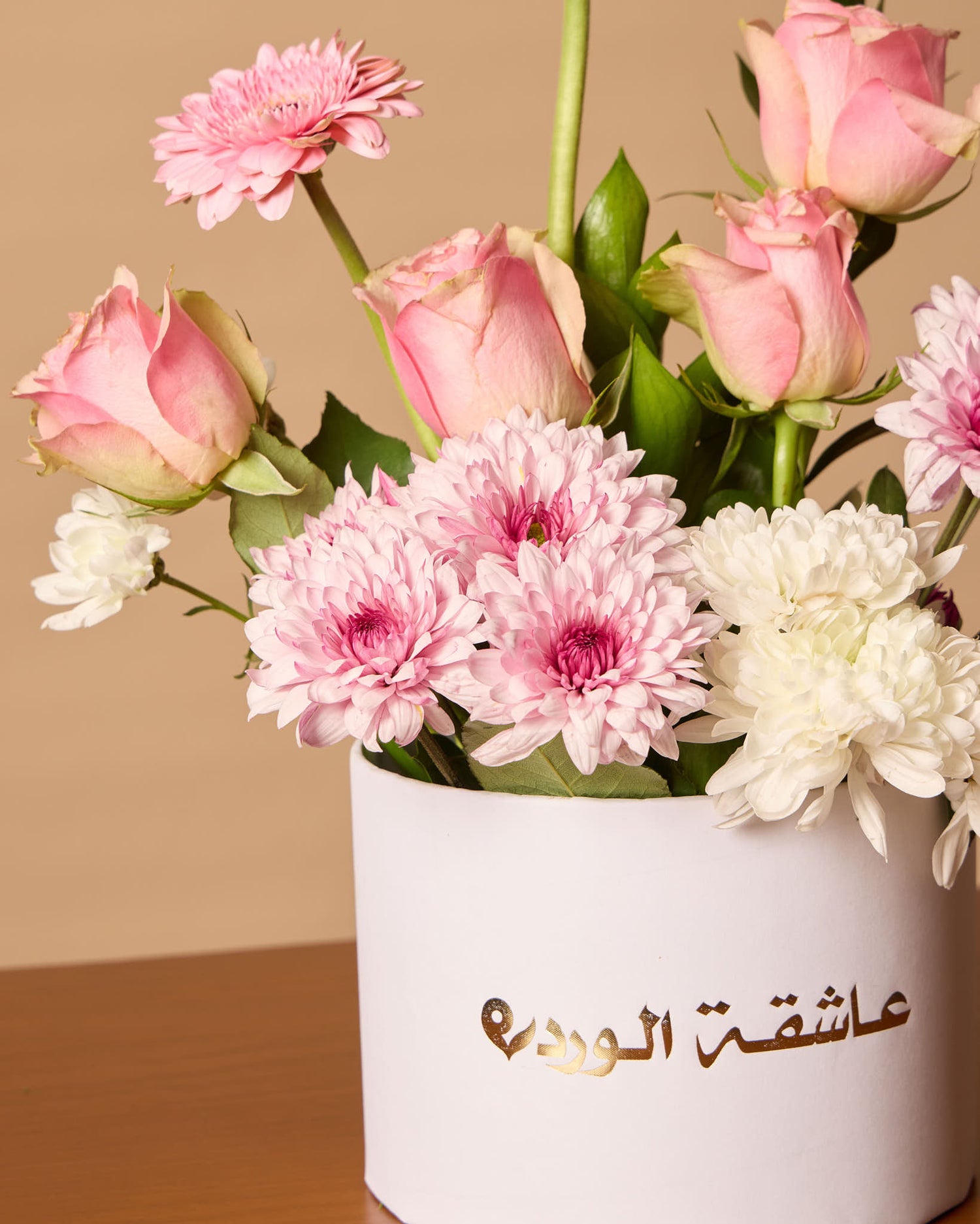 علبة بيضاء صغيرة