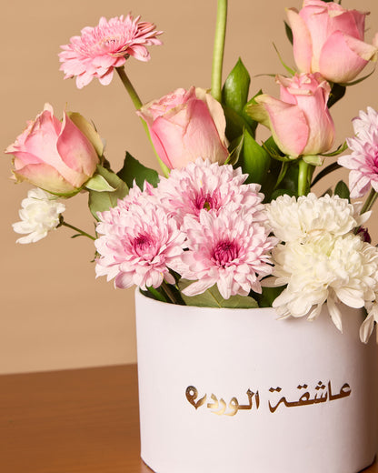 علبة بيضاء صغيرة