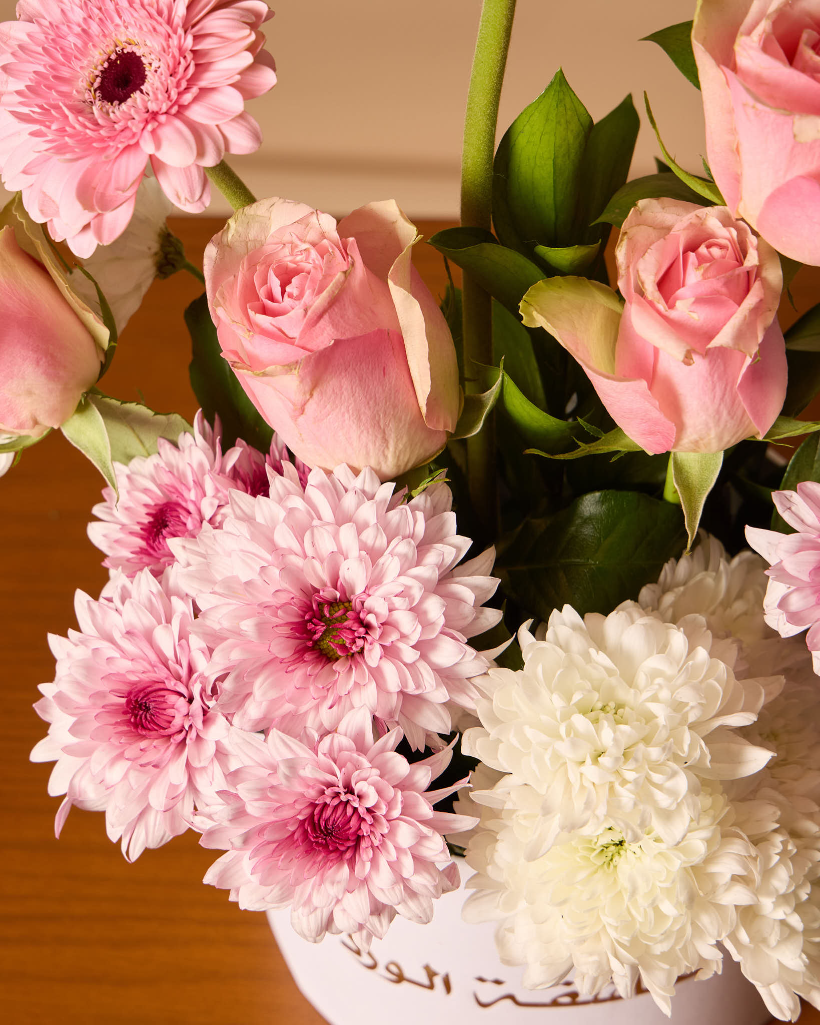 علبة بيضاء صغيرة