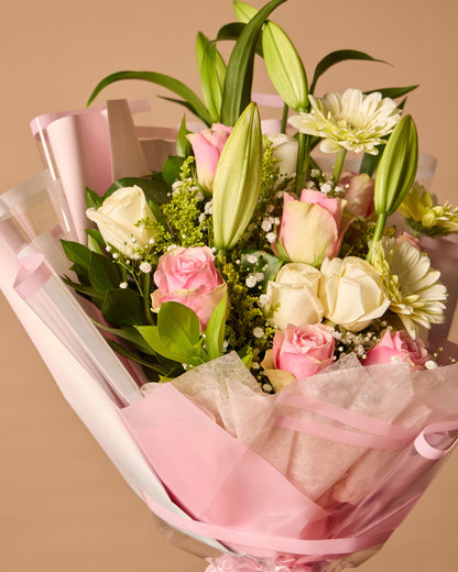 باقة زهور الزنبق الوردي