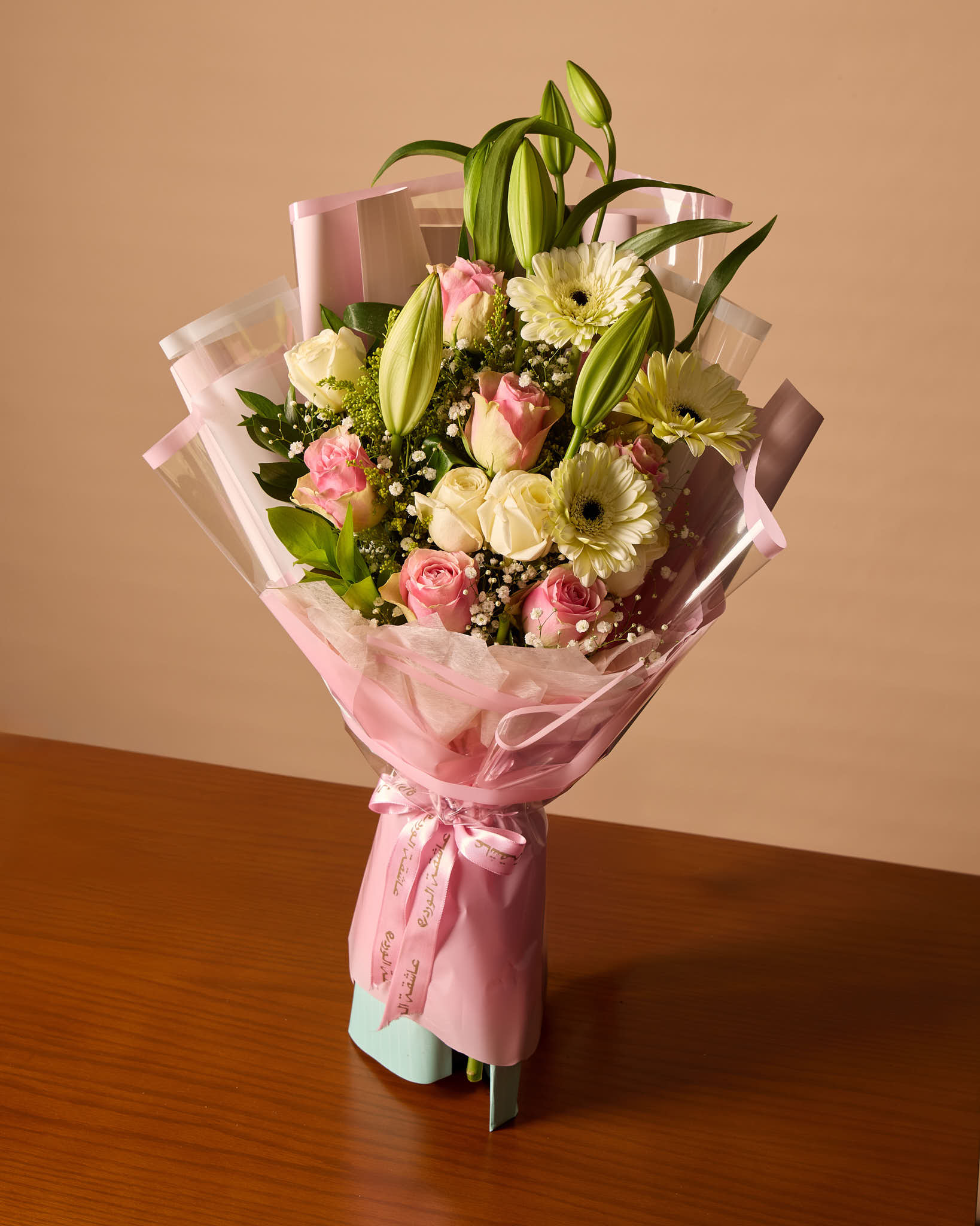 باقة زهور الزنبق الوردي