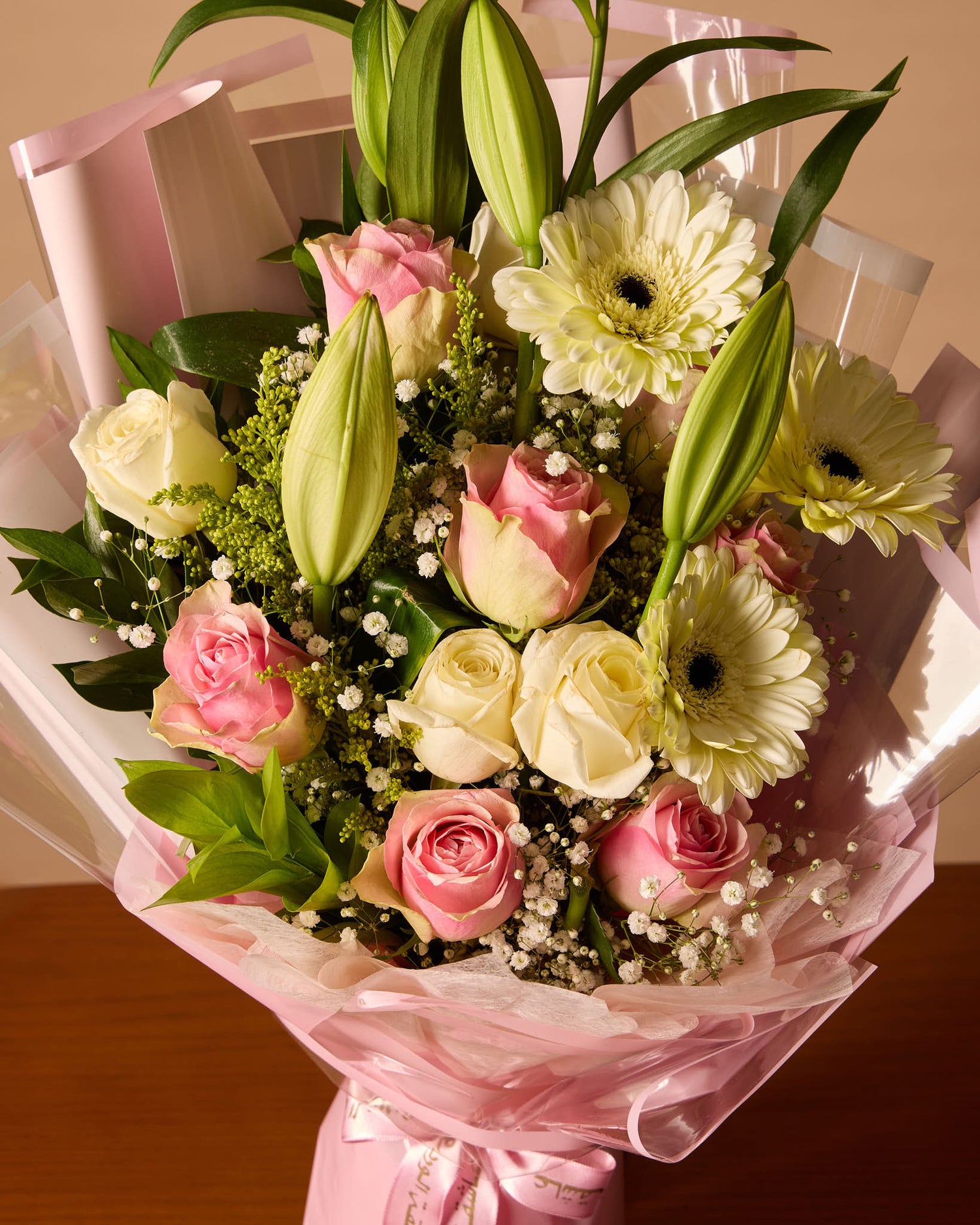 باقة زهور الزنبق الوردي