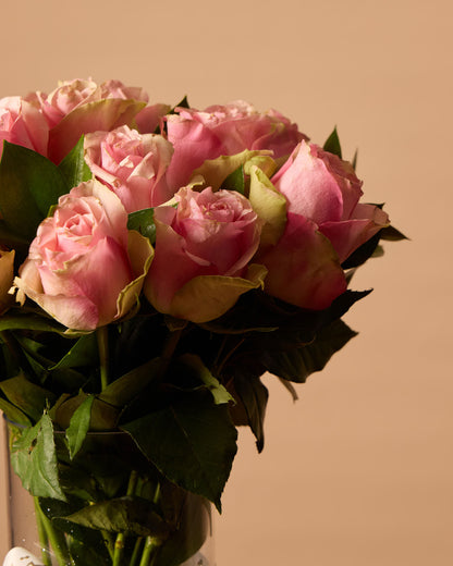 مزهرية ورود وردية