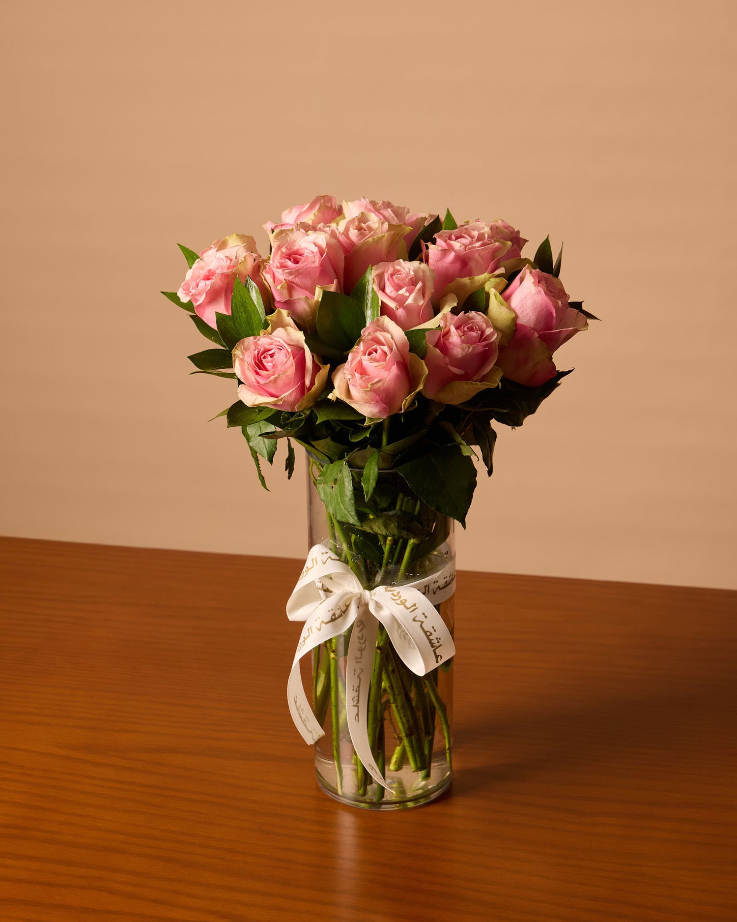 مزهرية ورود وردية