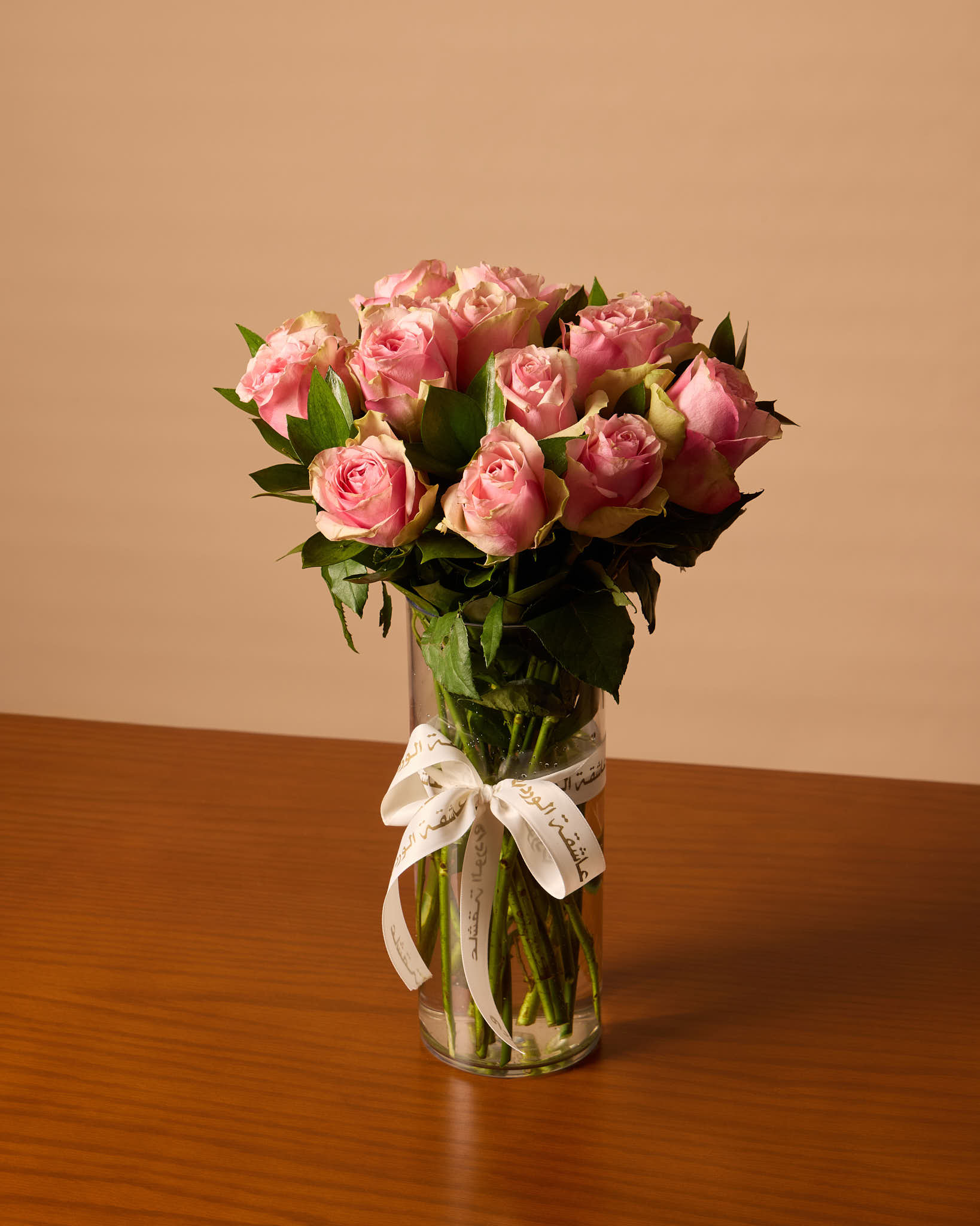 مزهرية ورود وردية