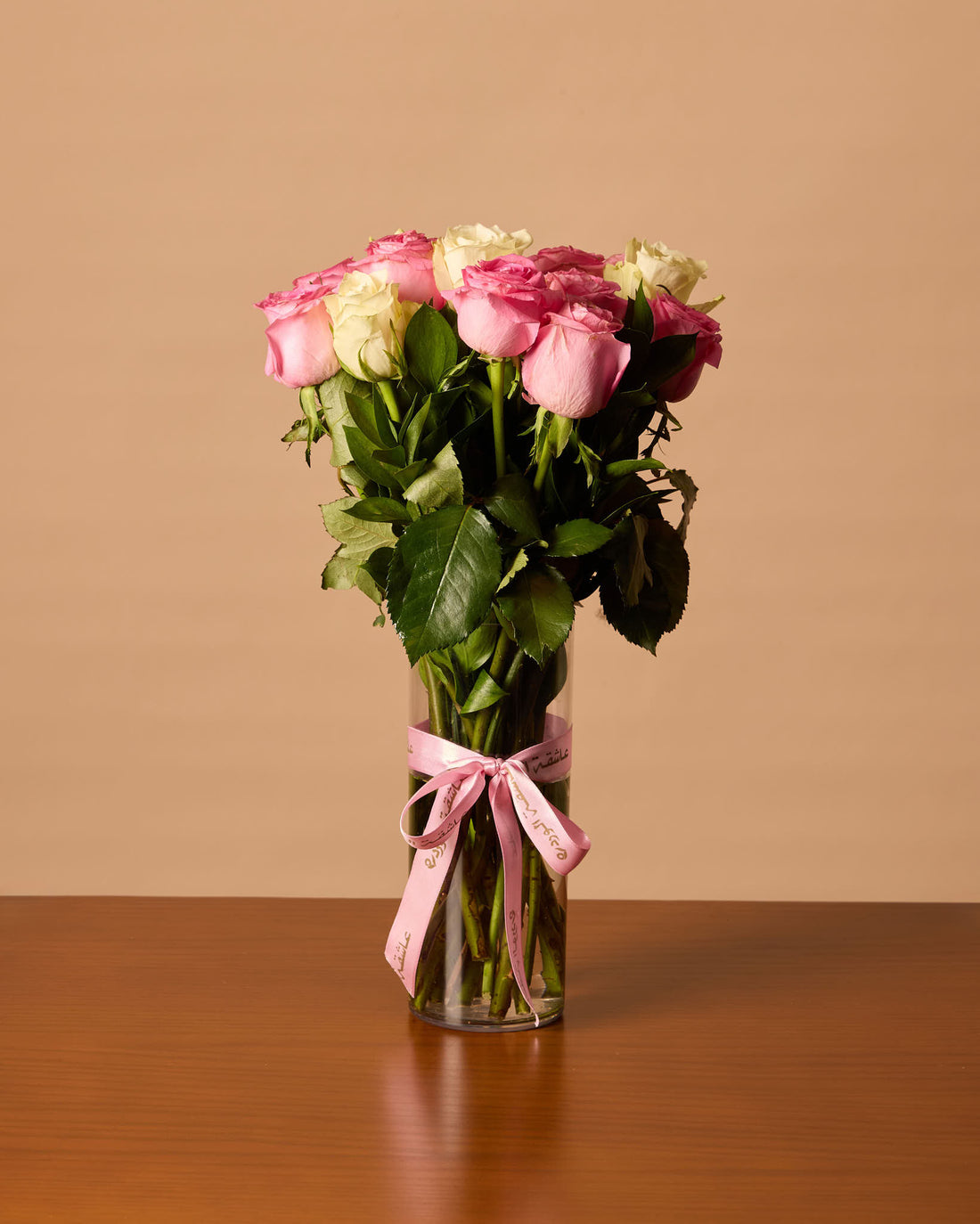 مزهرية ورود متنوعة