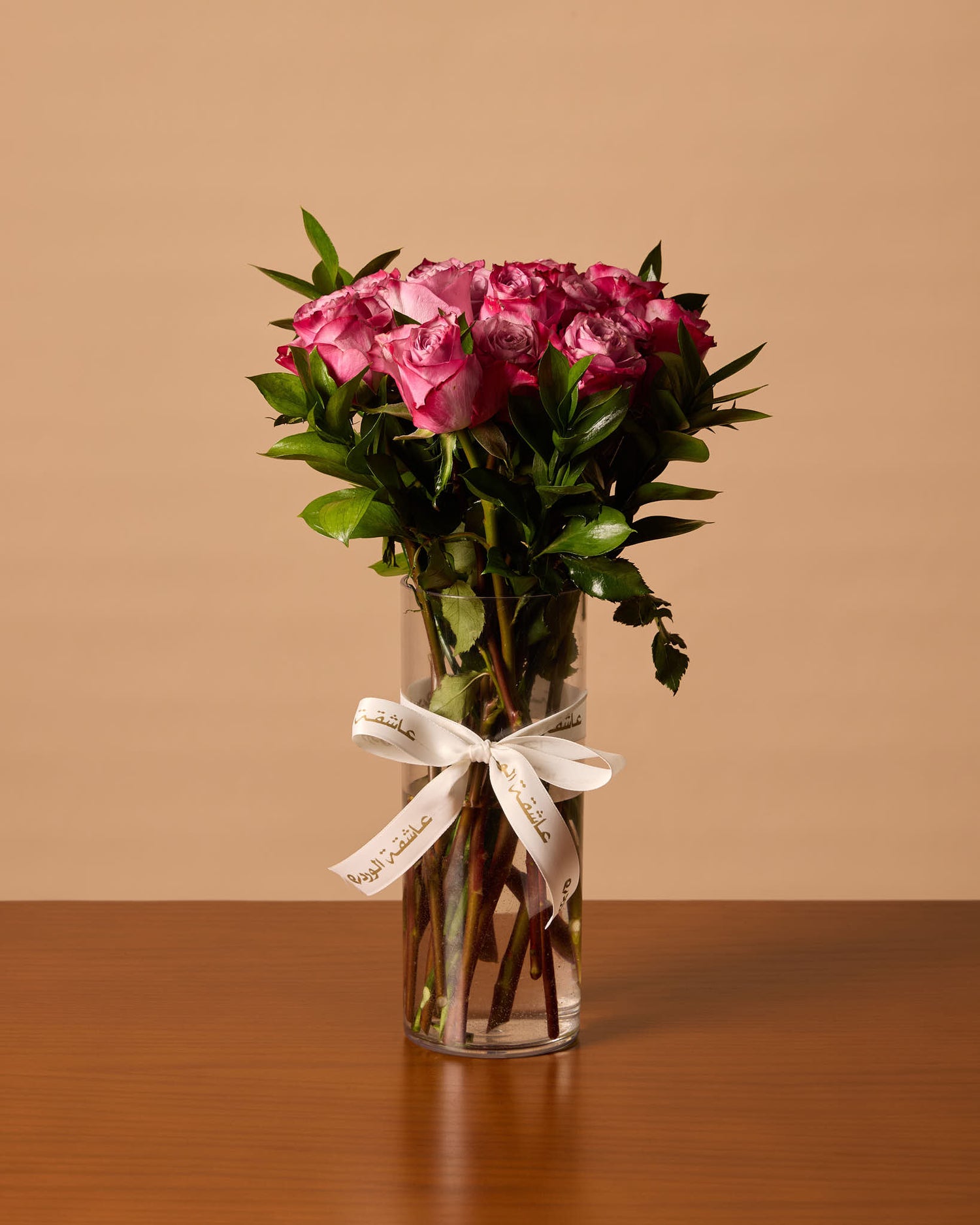 مزهرية ورود أرجوانية