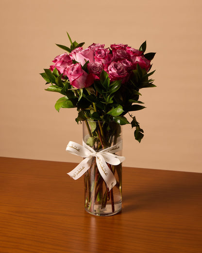 مزهرية ورود أرجوانية